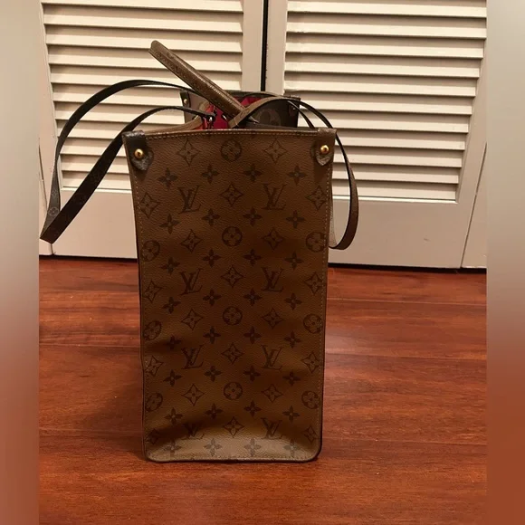 Louis Vuitton OnTheGo GM Bag - Picture 4 of 16